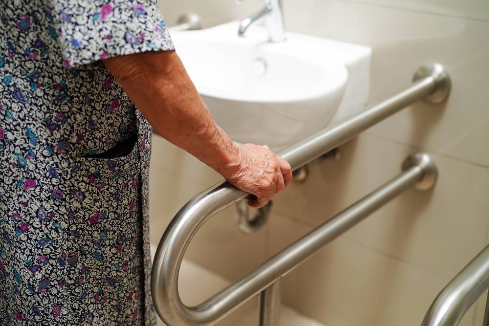 how often do nursing homes bathe patients